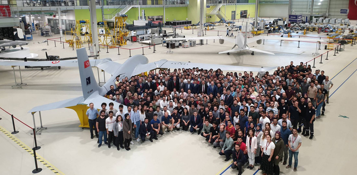 "Đặc biệt, phiên bản Bayraktar TB2S mới có kênh liên lạc vệ tinh an toàn. Theo tuyên bố của Tổng tham mưu trưởng quân đội Ukraine - Đại tướng Ruslan Khomchak thì Kiev sẽ tiếp nhận phương tiện tác chiến nói trên vào năm 2021".