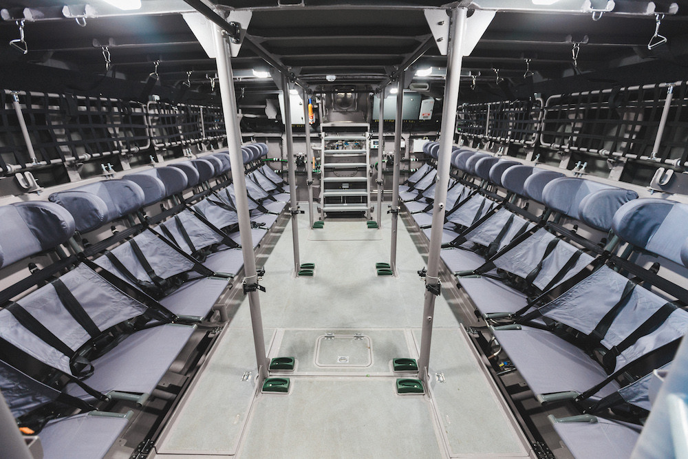 Nó được điều khiển bởi kíp lái 2 thành viên và tải trọng tối đa 26 tấn, có thể chứa tối đa 19 người. Thủy thủ đoàn sẽ ra vào xuồng qua cửa sau và thoát hiểm ở 2 cửa sập phía trước. Ảnh: Khoang chở lính của BK-16.