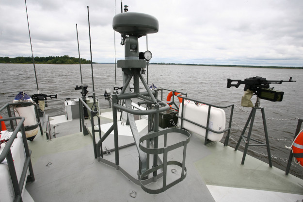 Ngoài ra xuồng đổ bộ này còn được trang bị các hệ thống định vị và liên lạc, loa lớn, đèn tìm kiếm, cột ăng ten và radar để cải thiện khả năng giám sát và thu nhận mục tiêu.