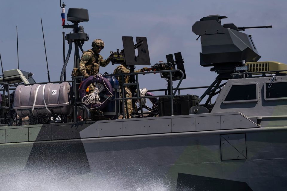 Trạm vũ khí từ xa MBDU có các thiết bị hỗ trợ ngắm bắn hai trục, ổn định con quay hồi chuyển được trang bị camera giám sát có trường nhìn rộng và hẹp (FOV), hệ thống theo dõi mục tiêu tự động có thể bắt được mục tiêu ở khoảng cách 2,5 km và ghi nhớ tối đa 10 mục tiêu tĩnh và máy đo xa laser.