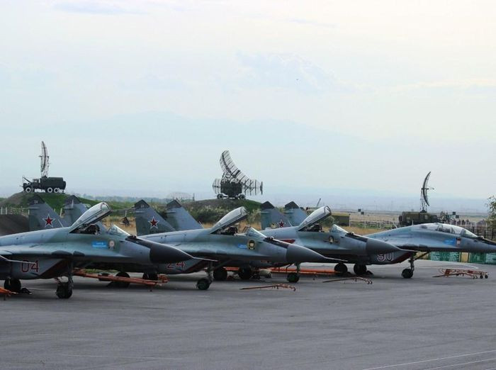 Tuy nhiên theo các nguồn tin địa phương, những chuyến bay được thực hiện trên lãnh thổ Armenia thời gian gần đây là rất bất thường, điều này đã đặt ra một số câu hỏi liên quan đến mục đích thực sự của Nga.