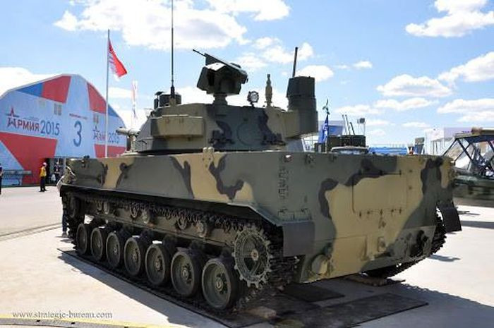 Bộ Quốc phòng Nga giải thích, Sprut-SDM1 khác với phiên bản cơ sở 2S25 Sprut-SD bởi khả năng bảo vệ vững chắc hơn và hệ thống điều khiển kỹ thuật số tinh vi được tích hợp.