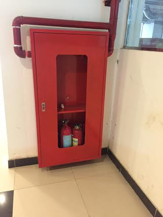 Hộp cứu hỏa này có bình cứu hỏa nhưng thiếu vòi chữa cháy. Việc tủ báo cháy thiếu vòi chữa cháy là tình trạng chung của cả 3 tòa tháp tại Hồ Gươm Plaza.