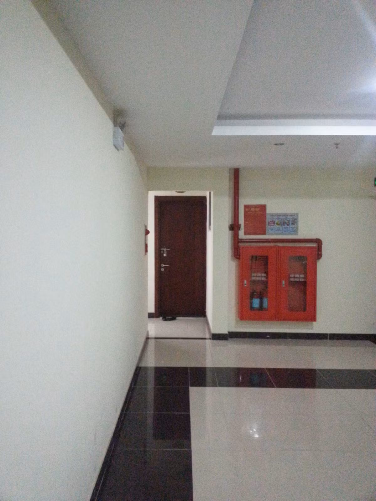 Tại tòa A, từ tầng 6 tới tầng 29, khu thông gió ở mỗi tầng đều bị chủ đầu tư xây và chia thành 2 căn hộ mini sai phép bán cho khách.