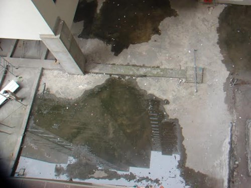 Không những xây dựng sai phép, Chung cư Hồ Gươm Plaza còn thiếu rất nhiều hạng mục, tiện ích theo hồ sơ thiết kế ban đầu, dù đã bàn giao cho khách hàng được 2 năm nay. Khó ai có thể hình dung đây là một cảnh bên trong sàn tầng 5 của một khu chung cư cao cấp giữa Hà Nội. Khu vực này theo hồ sơ thiết kế ban đầu sẽ là bể bơi bốn mùa phục vụ cư dân, nhưng hiện vẫn để không, nước đọng bẩn thỉu. Đây là nơi lý tưởng cho ruồi muỗi sinh sôi.