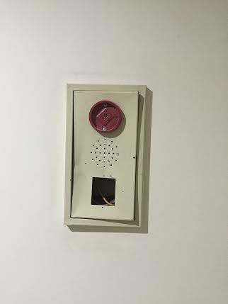 Công tắc chuông báo cháy móp méo, thiếu nút gạt báo cháy. Các cư dân tại đây cho biết, hệ thống chuông báo cháy 2 năm nay liên tục hoạt động không ổn định, thỉnh thoảng chuông báo cháy vẫn kêu mặc dù không hề có cháy, khiến cuộc sống cư dân bị xáo trộn.