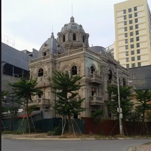 Tin từ Sở Kế hoạch &amp; Đầu tư tỉnh Lào Cai cho hay, Công ty TNHH thương mại Hoàng Lan được thành lập năm 2005 với tổng số vốn điều lệ lên đến 300 tỷ đồng. Doanh nghiệp của nữ doanh nhân gốc Kim Thành này hoạt động trên các lĩnh vực xây dựng công trình dân dụng, kinh doanh vật liệu xây dựng, khai thác, chế biến, kinh doanh xuất, nhập khẩu khoáng sản; sản xuất, mua bán, xuất nhập khẩu hàng dệt may; kinh doanh xuất, nhập khẩu các mặt hàng nông, lâm, hải sản và giống cây trồng; kinh doanh nhà nghỉ, nhà hàng, du lịch lữ hành nội địa...