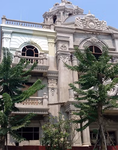 Một góc ngôi biệt thự hoành tráng bị bỏ hoang lâu ngày.