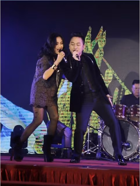 Diva nhạc Việt Thanh Lam và ca sĩ Tùng Dương có màn thể hiện lại những giai điệu đầy cảm xúc. 2 nghệ sỹ đã có màn trình diễn hết sức ăn ý trên sân khấu.