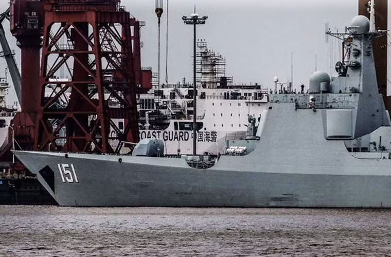 Hiện vẫn chưa rõ ý đồ của Trung Quốc trong việc trang bị vũ khí hạng nặng cho tàu hải cảnh. Không loại trừ khả năng, Trung Quốc thực sự biến lực lượng hải cảnh thành hải quân thứ hai phục vụ cho mưu đồ tranh chấp lãnh hải. Trong ảnh, dòng chữ Coast Guard nằm ở một bên thân tàu có pháo lớn.