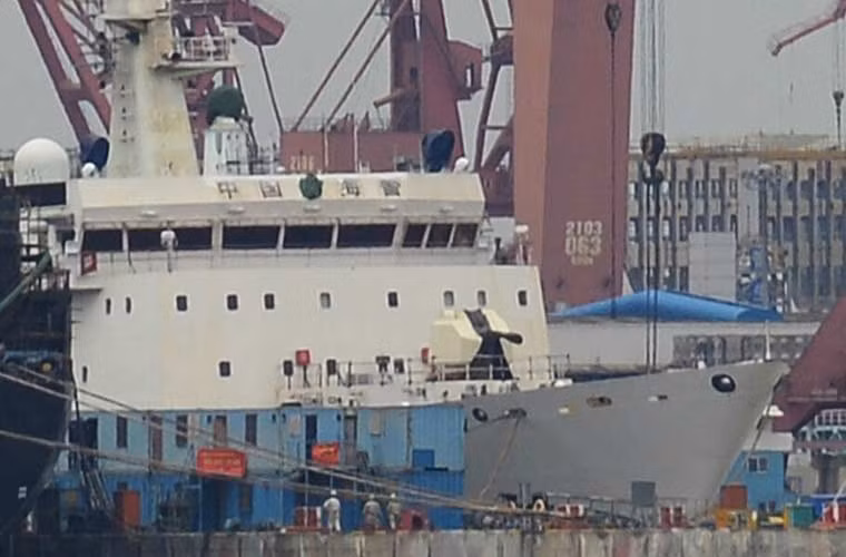 Tuy nhiên, một số hình ảnh gần đây cho thấy Trung Quốc đang đóng tàu hải cảnh cỡ lớn mới có lượng giãn nước ước đạt 4.000-5.000 tấn. Nhưng “sửng sốt” nhất là việc chiếc tàu này được trang bị tháp pháo rất lớn, thay vì bệ pháo cỡ nhỏ.