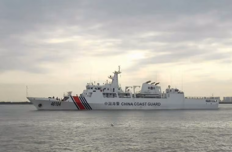 Trong ảnh là chiếc tàu hải cảnh mới được đánh số hiệu 46104 đang chạy thử nghiệm trên biển. Những năm gần đây, Trung Quốc không ngừng đóng mới các tàu hải cảnh nhằm phục vụ cho mưu đồ xấu xa tranh chấp lãnh hải một cách ngang ngược trên Biển Đông và Hoa Đông.
