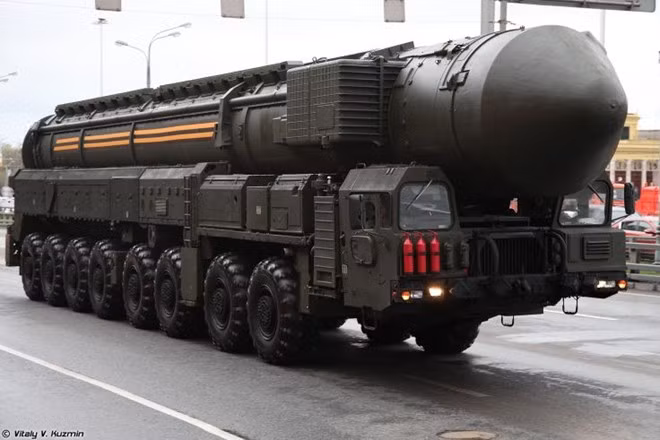 RS-24 Yars là cỗ máy răn đe hạt nhân mới và đáng sợ nhất của Nga. Moscow phát triển vũ khí này nhằm xuyên thủng lá chắn tên lửa Mỹ triển khai ở châu Âu.Tên lửa có tầm bắn 11.000 km mang theo 4-6 đầu đạn hạt nhân độc lập. Điểm đáng sợ của RS-24 là khả năng "thoắt ẩn, thoắt hiện" khiến đối phương không thể lần theo. Ảnh: Vitaly V. Kuzmin
