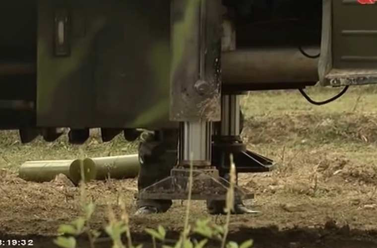 Sàn công tác này được trang bị hệ thống chân trống thủy lực để chịu tải để chịu lực giật sinh ra khi pháo bắn, cũng như cố định pháo tốt hơn khi bắn.