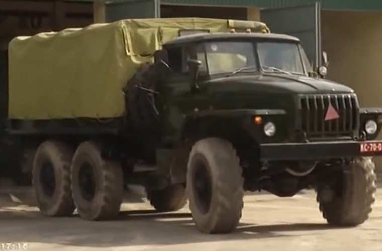 Khung bệ pháo tự hành mà Việt Nam sử dụng là loại xe vận tải ba cầu Ural-375D do Liên Xô sản xuất, đã được Việt Nam cải tiến nhiều về động cơ giúp tiết kiệm nhiên liệu hơn. Xe có trọng tải 4,5 tấn, kéo tối đa khoảng 12 tấn, sử dụng động cơ xăng công suất 180 mã lực, tốc độ tối đa 76km/h, có ưu thế gầm xe cao ural có thể di chuyển qua các địa hình phức tạp, đặc biệt là địa hình đồi núi.