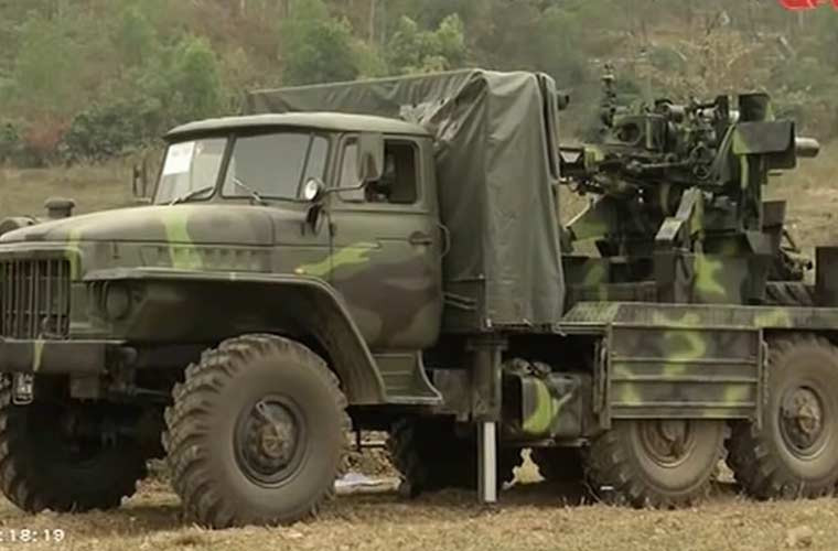 “Pháo 105mm khi bắn, lực sinh ra sẽ tác động lên càng pháo, hai bánh xe. Còn khi đặt trên Ural-375D, lực phát bắn tạo ra sẽ tác động lên hai chân chống thủy lực và bốn bánh xe phía sau. Phân bố lực phát bắn qua hai chân trống thủy lực là cải tiến đáng kể so với pháo nguyên thủy”, Thiếu tá Nguyễn Đức Nhất – Giám đốc xí nghiệp vũ khí, xí nghiệp liên hợp Z751 cho biết.