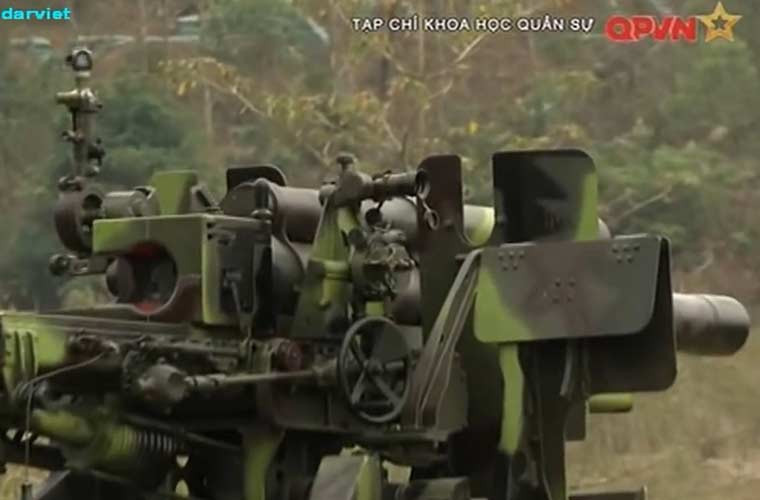  Lựu pháo M101 105mm dùng nòng pháo cỡ 105mm bắn đạn cỡ 105x372R, tầm bắn tối đa hơn 11km, sơ tốc đầu đạn 472m/s. Nó thường sử dụng để tiêu diệt các mục tiêu công sự, chế áp hỏa lực pháo binh nhờ tầm bắn xa, độ chính xác cùng khả năng sát thương cao.