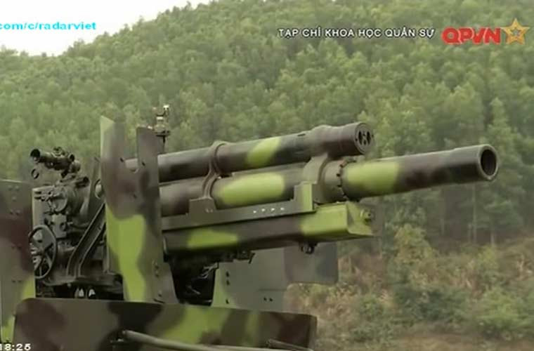 Khi đưa lên xe cơ giới, lựu pháo M101 được tháo càng pháo cũng như bánh xe, còn lại mọi cơ cấu được giữ nguyên gốc.