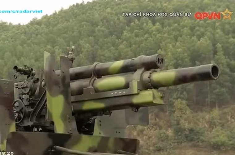 Khi đưa lên xe cơ giới, lựu pháo M101 được tháo càng pháo cũng như bánh xe, còn lại mọi cơ cấu được giữ nguyên gốc.