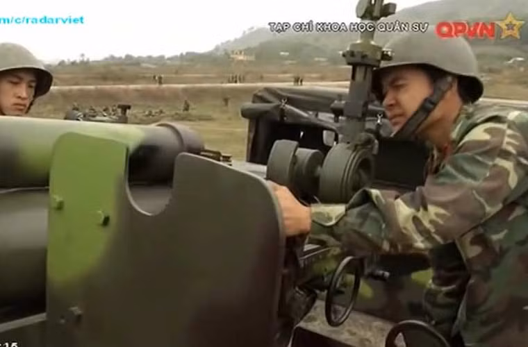 Đặc biệt, việc tích hợp thành công pháo kéo lên xe cơ giới giúp giảm khẩu đội pháo vận hành từ 7 xuống 5 người, trong khi khả năng tác chiến được nâng cao.