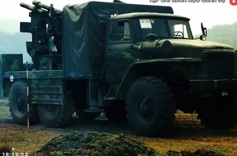 Việc phát triển pháo tự hành đặt trên khung bệ xe bánh lốp hiện là xu hướng đang thịnh hành trên thế giới. So với bánh xích, bánh lốp có tính cơ động cao trên nhiều địa hình, di chuyển dễ dàng trên đường giao thông dân sự mà không sợ gây hư hại mặt đường. Phương án phát triển pháo tự hành của Việt Nam có nhiều nét tương tự lựu pháo tự hành SH-1/2 của Trung Quốc hay EVO-105 của Hàn Quốc.