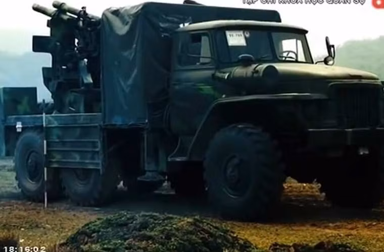 Việc phát triển pháo tự hành đặt trên khung bệ xe bánh lốp hiện là xu hướng đang thịnh hành trên thế giới. So với bánh xích, bánh lốp có tính cơ động cao trên nhiều địa hình, di chuyển dễ dàng trên đường giao thông dân sự mà không sợ gây hư hại mặt đường. Phương án phát triển pháo tự hành của Việt Nam có nhiều nét tương tự lựu pháo tự hành SH-1/2 của Trung Quốc hay EVO-105 của Hàn Quốc.