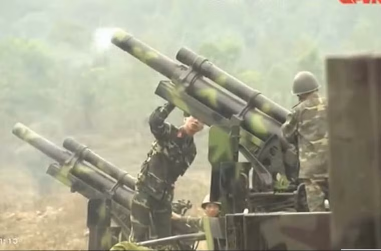  Pháo tự hành 105mm cũng đảm bảo tăng khả năng sống sót trên chiến trường so với pháo kéo. Cụ thể, khi khai hỏa xong, khẩu đội có thể rút chạy tới địa điểm mới triển khai chiến đấu trong thời gian chỉ vài phút, đối phó với địch phản pháo.