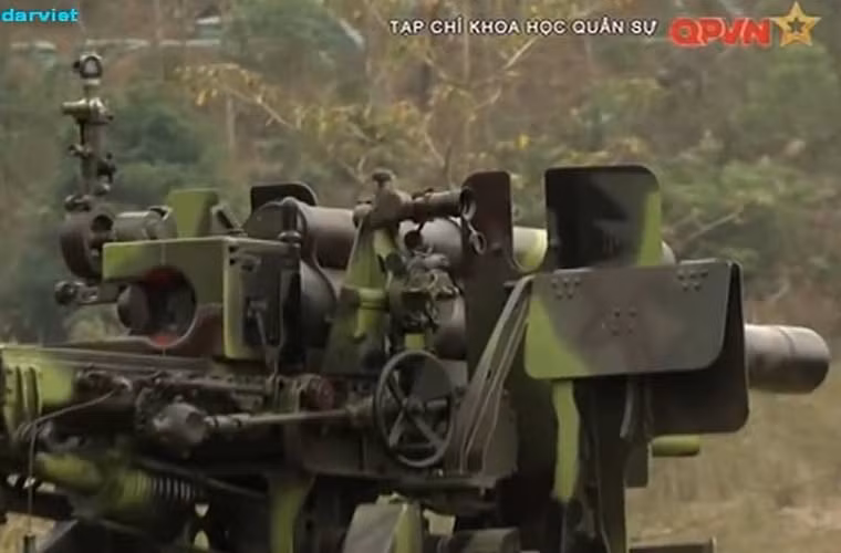 Lựu pháo M101 105mm dùng nòng pháo cỡ 105mm bắn đạn cỡ 105x372R, tầm bắn tối đa hơn 11km, sơ tốc đầu đạn 472m/s. Nó thường sử dụng để tiêu diệt các mục tiêu công sự, chế áp hỏa lực pháo binh nhờ tầm bắn xa, độ chính xác cùng khả năng sát thương cao.