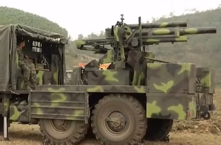 Để tích hợp pháo M101, toàn bộ phần thùng xe của Ural-375D được gỡ bỏ, thay vào đó là sàn công tác chịu lực làm mặt bằng đặt pháo.