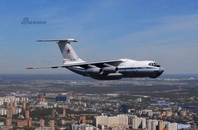 Máy bay vận tải Il-76 trên bầu trời Moscow.