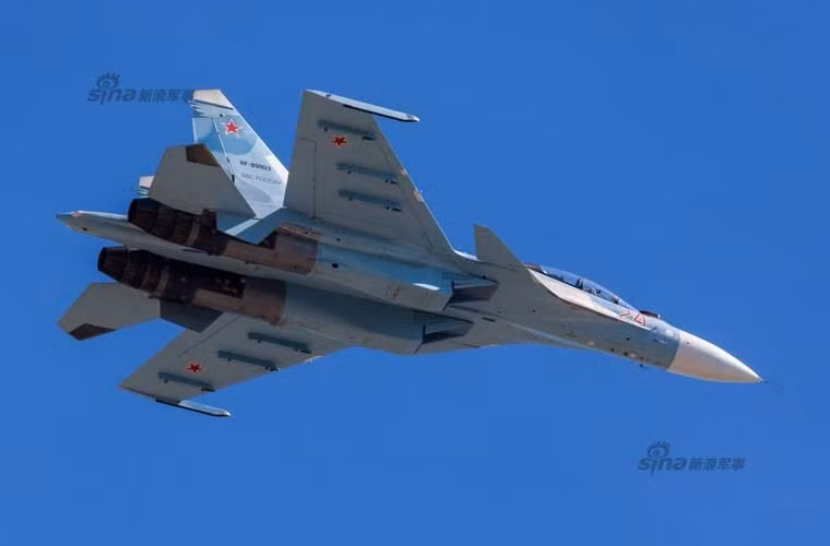 Ảnh chụp bụng tiêm kích đa năng Su-30SM.
