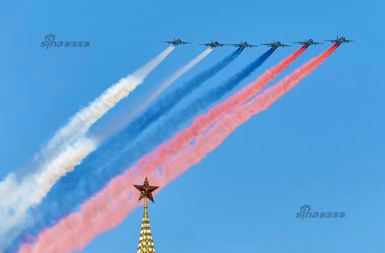 Máy bay cường kích Su-25 phun khói tạo màu cờ Nga trên bầu trời Moscow trưa ngày 9/5.