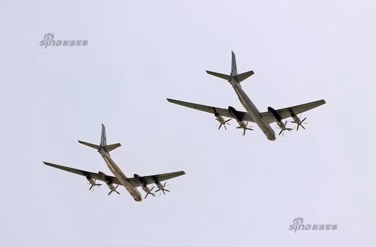 Biên đội máy bay ném bom chiến lược Tu-95MS.
