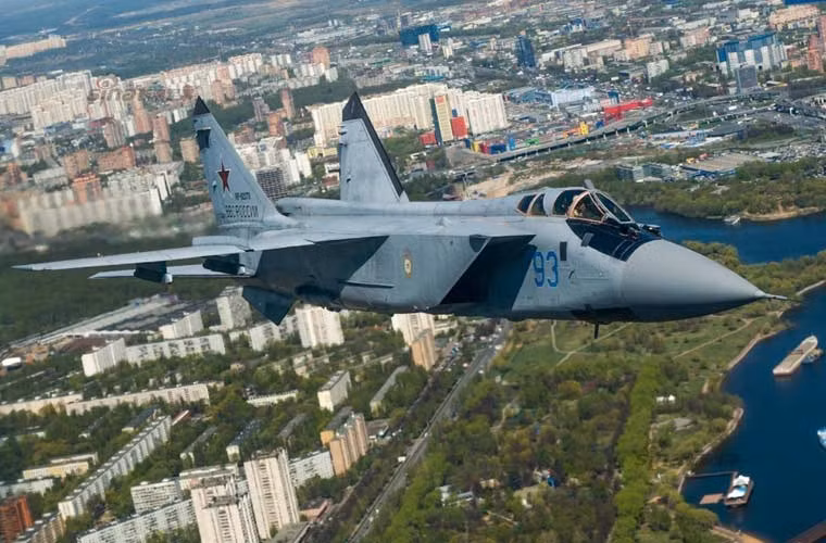 Tiêm kích đánh chặn MiG-31BM của Không quân Nga trên bầu trời thành phố Moscow cổ kính.