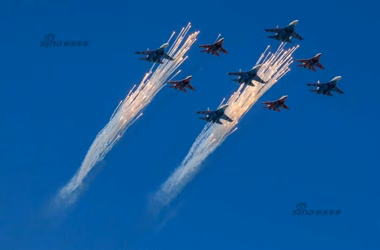 Phi đội bay biểu diễn Hiệp sĩ Nga và Chim én cùng phóng pháo sáng trên bầu trời Moscow.