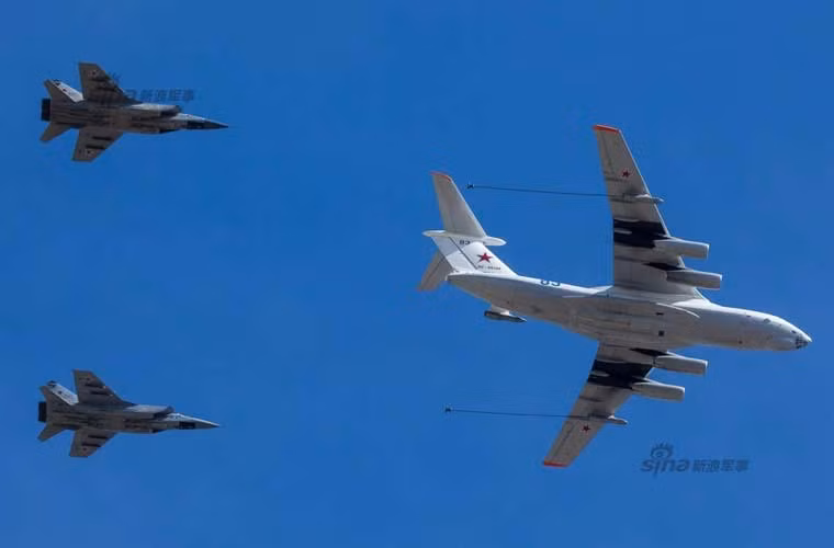 Máy bay Il-78 biểu diễn tiếp dầu trên không cho biên đội MiG-31 trên Quảng trường Đỏ, Moscow.