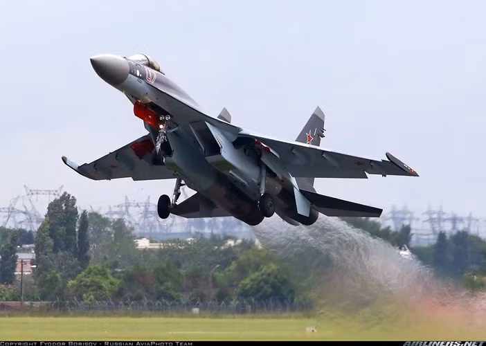 Thêm một điểm ưu việt của Su-35, khiến nó trở thành mục tiêu khó bắt là bộ tổ hợp tác chiến điện tử L175M "Khibiny" làm biến dạng sóng radar của đối phương và hướng tên lửa đối thủ theo đường bay sai.