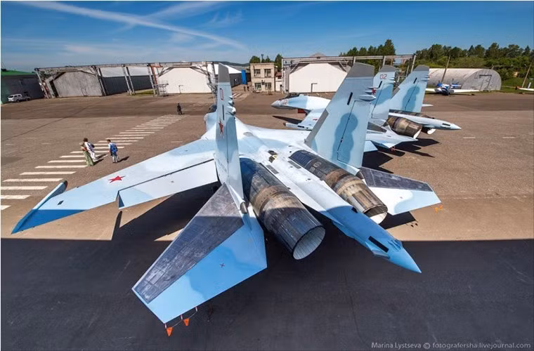 Su-35 được xếp vào thế hệ 4++ tức là chiến đấu cơ thế hệ 4 tích hợp công nghệ của thế hệ thứ 5 như radar mạng pha chủ động tầm siêu xa, động cơ kiểm soát véc tơ lực đẩy đa chiều, khả năng bay hành trình siêu âm không cần dùng buồng đốt lần hai…