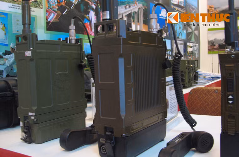 Máy thông tin vô tuyến sóng ngắn do Viettel sản xuất.