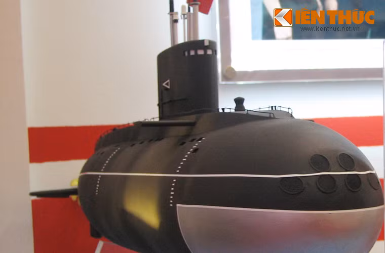 Tại Triển lãm thành tự kinh tế - xã hội khai mạc tối qua (28/8), một loạt vũ khí Việt Nam thuộc hàng hiện đại đã được đem ra trưng bày giới thiệu tới đông đảo công chúng. Tuy nhiên, do không gian có hạn mà hầu hết các loại vũ khí này xuất hiện dưới dạng mô hình.