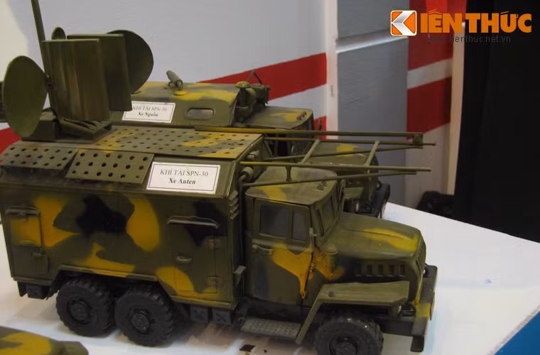 Xe khí tài tác chiến điện tử SPN-30.