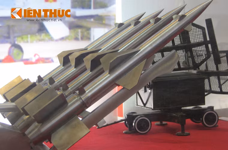 Mô hình bệ phóng tên lửa phòng không S-125 và đài radar cảnh báo sớm P-35.