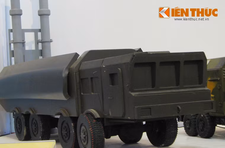 Mô hình tên lửa bờ K300P Bastion-P của Hải quân nhân dân Việt Nam. Đây được xem là loại vũ khí chống hạm hiện đại nhất của quân đội ta hiện nay.