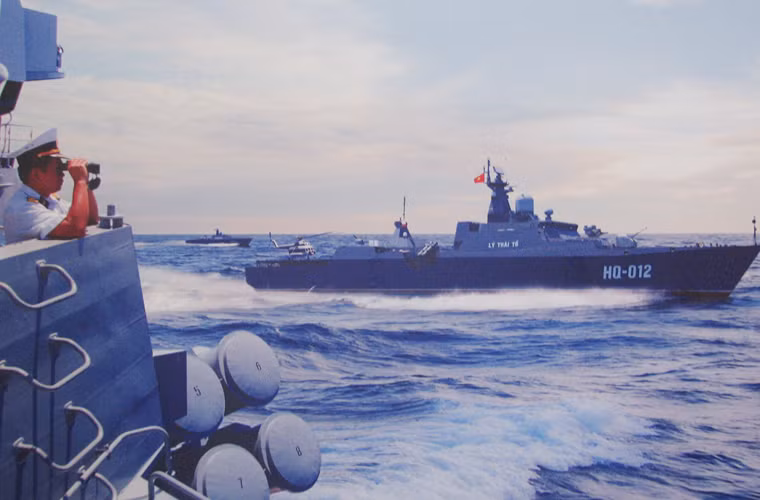 Triển lãm cũng dưới thiệu loạt hình ảnh hoạt động diễn tập của hải quân, không quân. Ảnh: Tàu hộ vệ tên lửa Gepard 3.9 diễn tập trên biển.