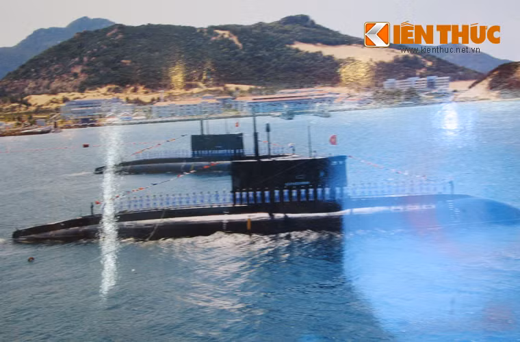 Hình ảnh tàu ngầm Kilo 636 của Hải quân nhân dân Việt Nam tham dự duyệt binh.