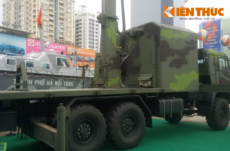 Anten radar có thể gấp gọn đặt ở sau xe trong trạng thái hành quân.