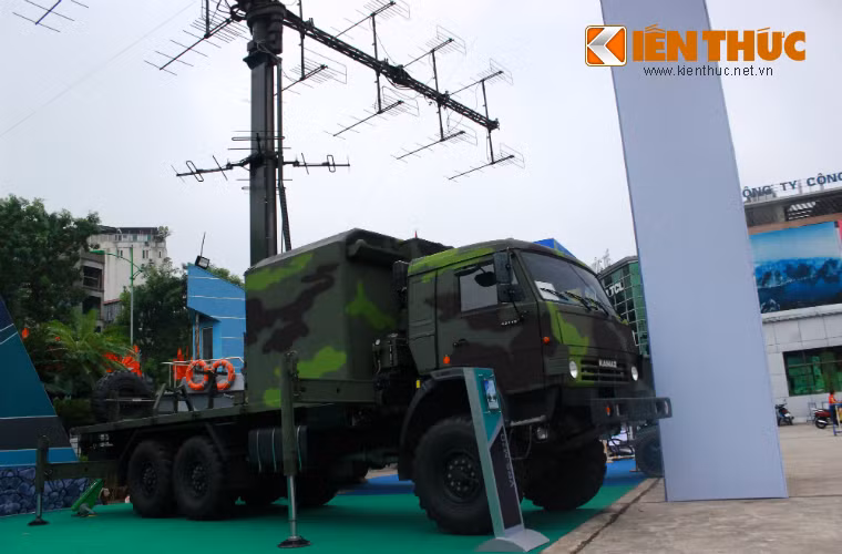 Hệ thống anten đài radar VRS-M2D đặt trên khung gầm cơ sở xe vận tải bánh lốp 6x6 Kamaz do Nga chế tạo.