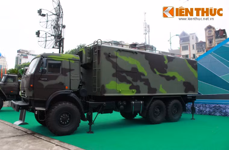 Ngay bên cạnh anten radar VRS-M2D là cabin điều khiển cũng đặt trên khung gầm xe Kamaz.