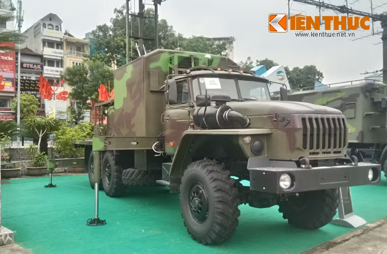 Đài VRS-2DM cũng được đặt trên khung gầm cơ sở xe bánh lốp 6x6 bánh đem lại khả năng cơ động cao, triển khai thu hồi nhanh gọn phù hợp với chiến tranh hiện đại.