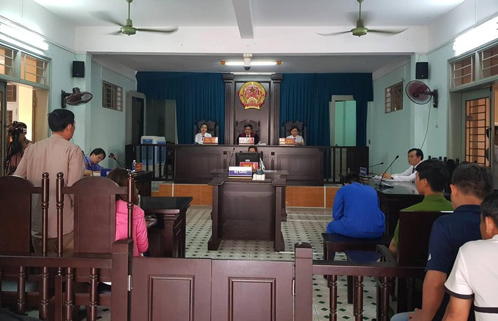 Hải khai, trong thời gian phát hiện sự việc, bị cáo nào bị ức chế về cảm xúc và nóng dận chi phối nên không kiểm soát được bản thân, dẫn đến việc mua a xit tạt vợ sắp cưới.(Ảnh Vietnamnet)